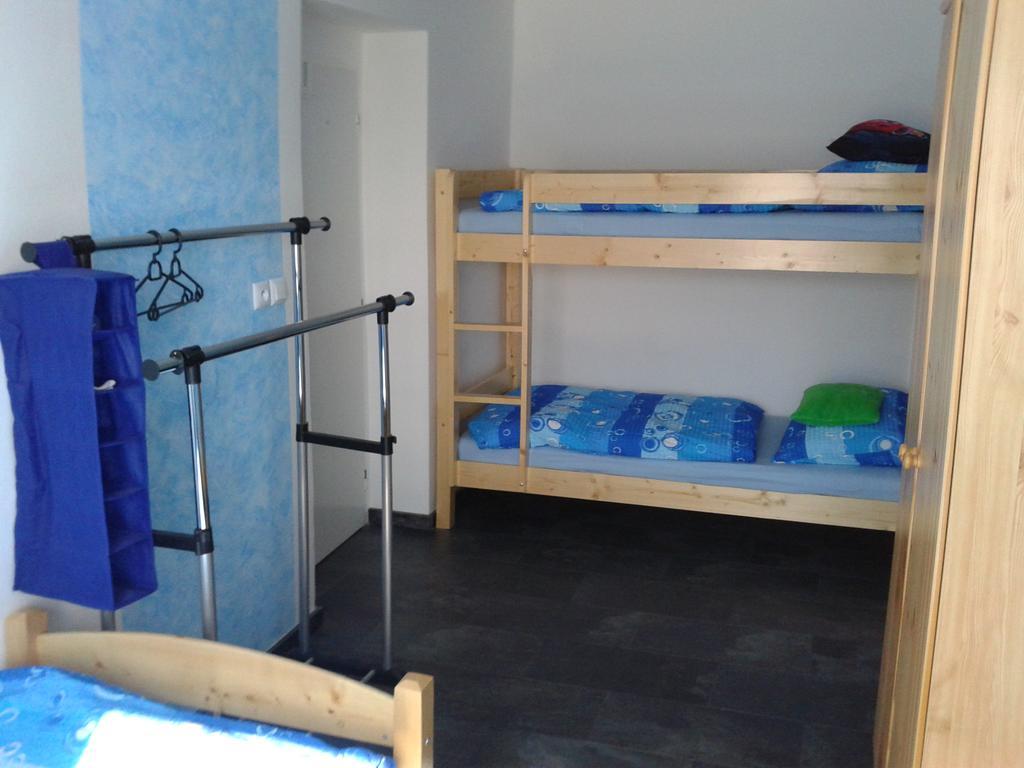 Hastrmanek, 3 *